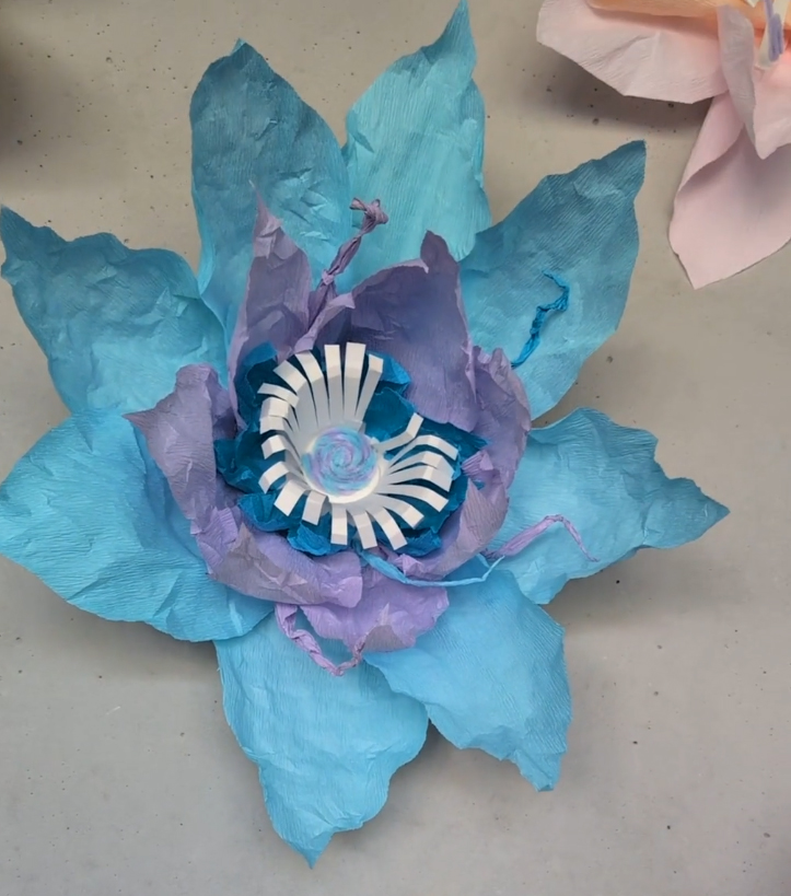 Mehr über den Artikel erfahren Riesenblumen verschönern die Amperschule